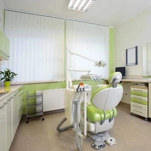 Modern szalagfüggöny orvosi rendelőbe